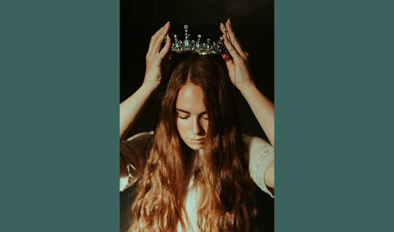 woman-crown-horizontal