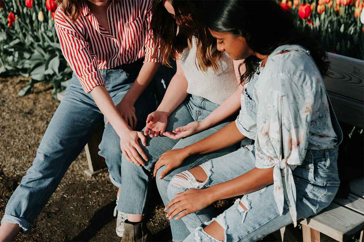 women-praying-for-girl