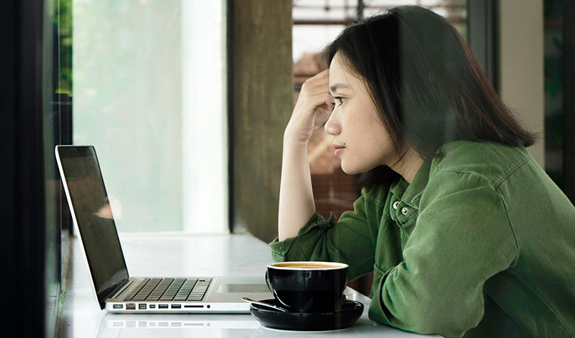 woman-reading-laptop